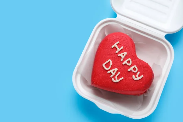 Boîte Lunch Plastique Avec Délicieux Gâteau Bento Sur Fond Bleu — Photo