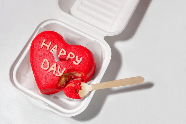 Boîte Lunch Plastique Avec Délicieux Gâteau Bento Bougie Sur Fond — Photo