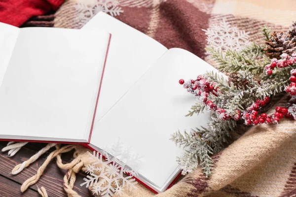 Öppnade Böcker Med Tomma Sidor Vinter Inredning Och Rutig Trä — Stockfoto