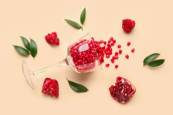 Glass Fresh Pomegranate Yellow Background — Stock Photo, Image