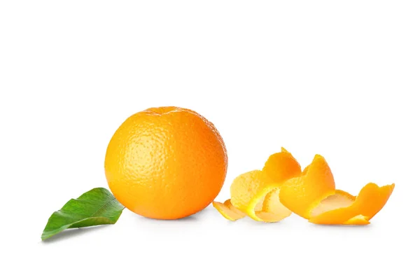 Naranja Jugosa Fresca Cáscara Aislada Sobre Fondo Blanco — Foto de Stock