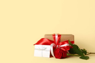 Sevgililer günü hediyesi, arka planda gül ve zarf