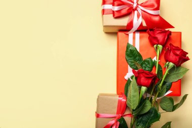 Arkaplanda sevgililer günü hediyeleri ve güller