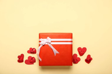 Sevgililer Günü hediyesi ve renkli arka planda kalpler