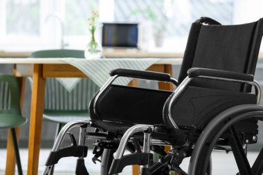 Modern mutfakta boş tekerlekli sandalye