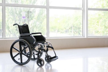 Boş tekerlekli sandalye ve odada serum damlatın.