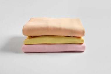 Beyaz arkaplanda renkli kıyafet yığını