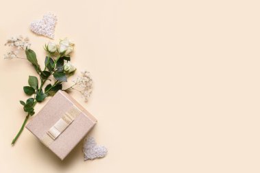 Sarı arkaplanda Sevgililer Günü hediyesi