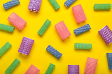 Sarı arka planda farklı saç bigudileri.