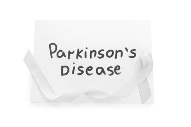Beyaz arkaplanda metin Parkinson Hastalığı ve farkındalık kurdelesi olan kağıt sayfası