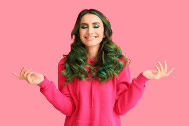 Sıradışı yeşil saçlı, güzel bir genç kadın.