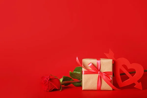 День Святого Валентина Подарок Розы Цветном Фоне — стоковое фото
