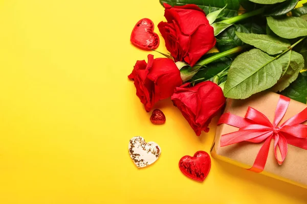 Presente Dia Dos Namorados Rosas Ouve Sobre Fundo Cor — Fotografia de Stock