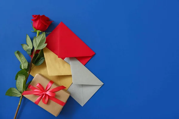 Valentijnsdag Cadeau Roos Enveloppen Kleur Achtergrond — Stockfoto