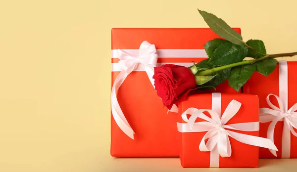 バレンタインデーの贈り物と色の背景にバラ — ストック写真