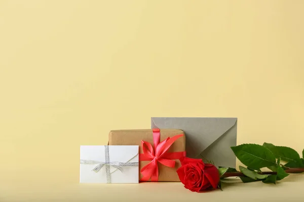 Подарок День Святого Валентина Конверты Розы Цветном Фоне — стоковое фото