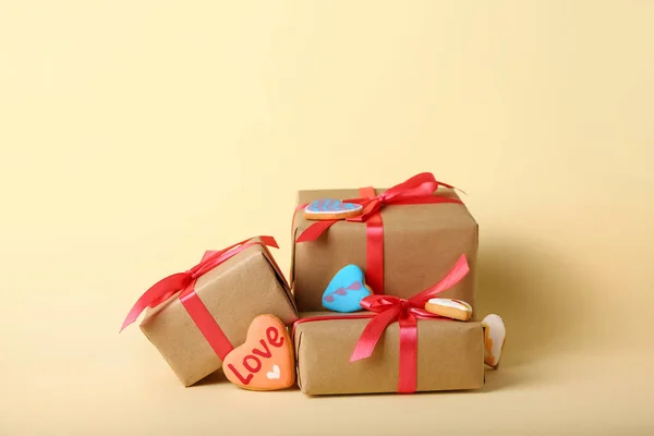 Valentinstag Geschenke Und Herzen Auf Farbigem Hintergrund — Stockfoto