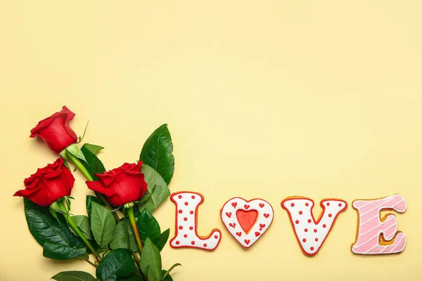 Wort Liebe Und Rosen Auf Farbigem Hintergrund — Stockfoto