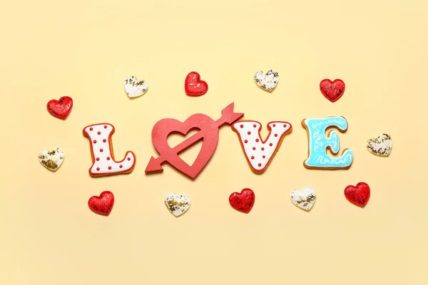 Word Love Und Verschiedene Herzförmige Kekse Auf Farbigem Hintergrund — Stockfoto