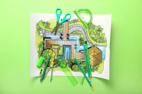 Yeşil Arkaplanda Kırtasiye Ile Peyzaj Tasarımcısının Planı — Stok fotoğraf