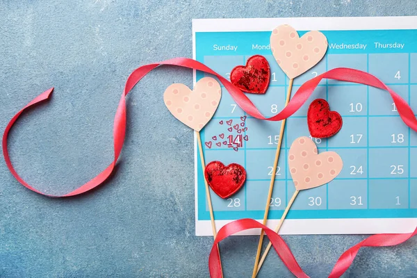 Calendrier Avec Date Marquée Saint Valentin Décor Sur Fond Bleu — Photo