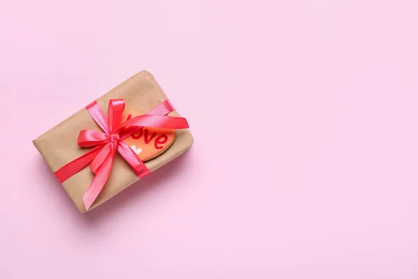 Ajándék Doboz Cookie Alakú Szív Rózsaszín Háttér — Stock Fotó