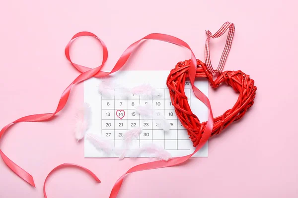 Календарь Отмеченной Датой Дня Святого Валентина Декором Розовом Фоне — стоковое фото