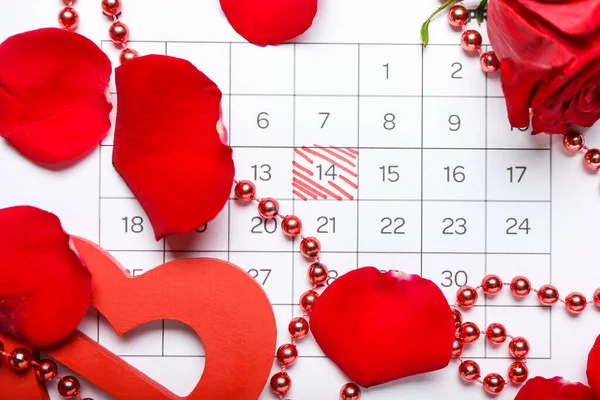 情人节的日历 玫瑰花瓣和珠子 — 图库照片