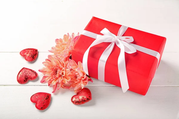 Dárková Krabice Květinami Červenými Srdci Bílém Dřevěném Pozadí Valentýnská Oslava — Stock fotografie