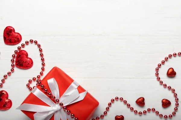 Caixa Presente Com Contas Vermelhas Corações Fundo Madeira Branca Celebração — Fotografia de Stock
