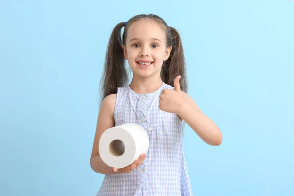 Fetiță Amuzantă Role Hârtie Igienică Care Arată Degetul Mare Fundal — Fotografie, imagine de stoc