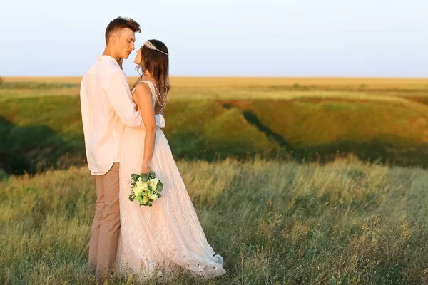 Gelukkig Bruidspaar Het Platteland — Stockfoto