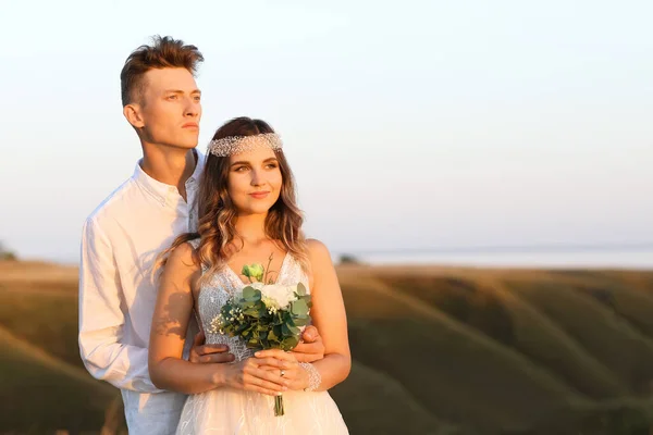 Happy Wedding Couple Countryside — Stock Photo, Image