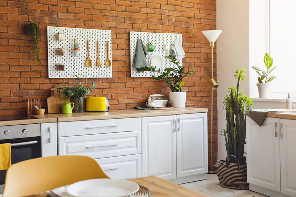 Interieur Der Modernen Küche Mit Weißen Arbeitsplatten Wirbelbrett Und Ziegelwand — Stockfoto