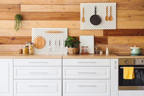 Interior Cocina Moderna Con Mostradores Blancos Tableros Estacas Pared Madera — Foto de Stock