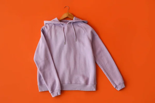 Sweat Capuche Lilas Élégant Sur Fond Rouge — Photo