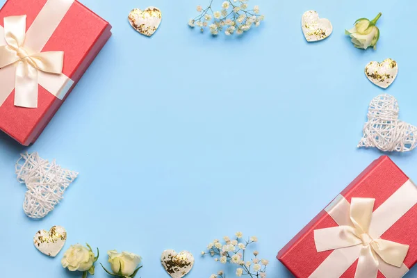Rahmen Aus Geschenken Zum Valentinstag Und Blumen Auf Blauem Hintergrund — Stockfoto