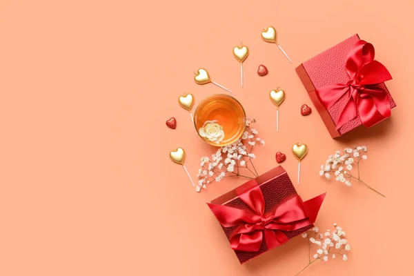Cadeaus Voor Valentijnsdag Bloemen Kopje Thee Beige Achtergrond — Stockfoto