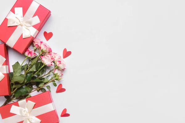 Presentes Para Dia Dos Namorados Flores Fundo Branco — Fotografia de Stock
