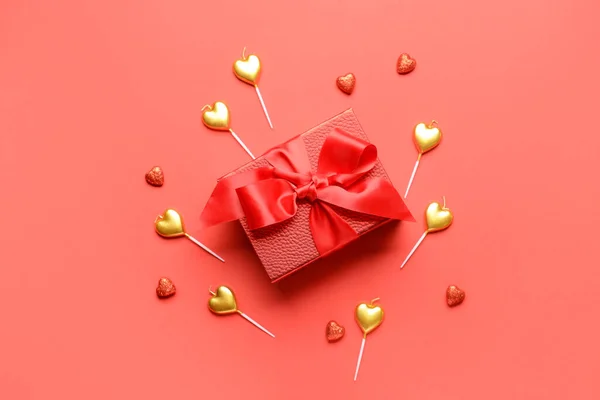 Sevgililer Günü Hediyesi Kırmızı Arka Planda Kalpler — Stok fotoğraf