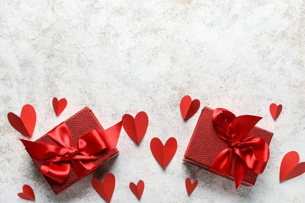 バレンタインデーの贈り物とライトグランジの背景の心 — ストック写真