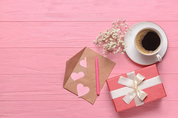 Presente Para Dia Dos Namorados Xícara Café Envelope Fundo Madeira — Fotografia de Stock
