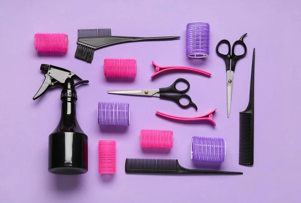 一套发型工具和紫色背景的发卷 — 图库照片
