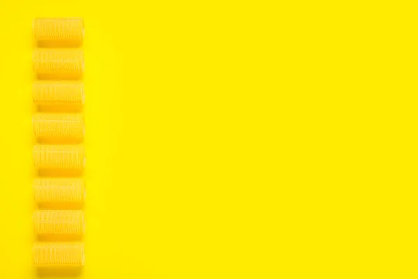 Conjunto Rizadores Pelo Sobre Fondo Amarillo — Foto de Stock