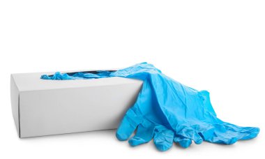 Beyaz arka planda mavi tıbbi eldivenli karton kutu.