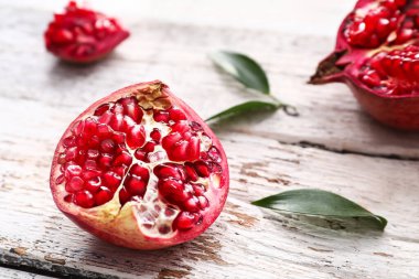 Hafif ahşap zemin üzerinde olgun, lezzetli nar.