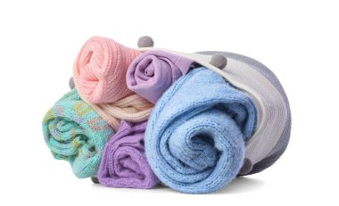 Ters dönmüş sepet ve beyaz arka planda farklı örülmüş süveterler.