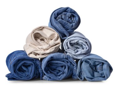 Beyaz arkaplanda farklı sarılmış kot pantolon yığını