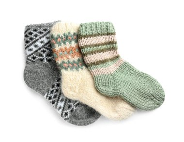 Beyaz arkaplanda farklı çoraplar