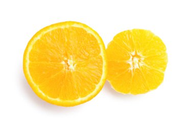 Taze kesik turuncu beyaz arka planda izole